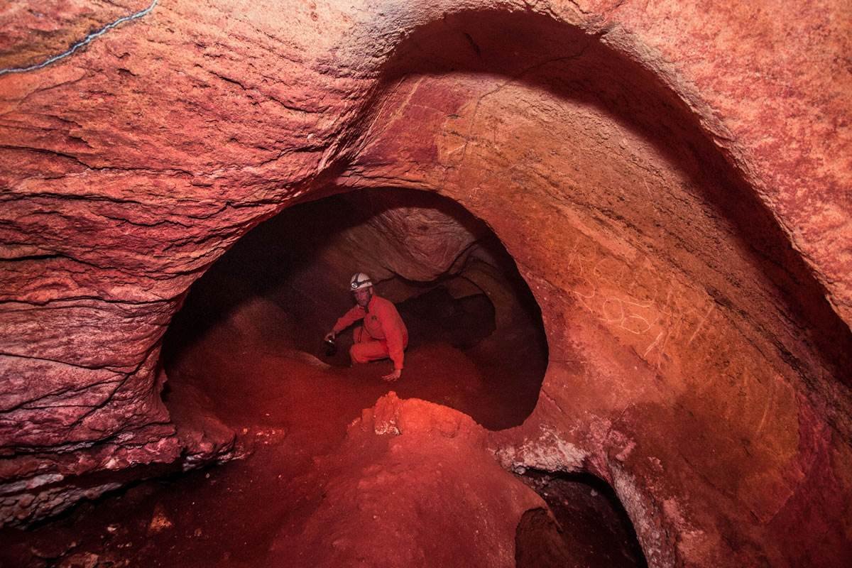 Cavernas El Sauce 1 Hombre con casco en la caverna