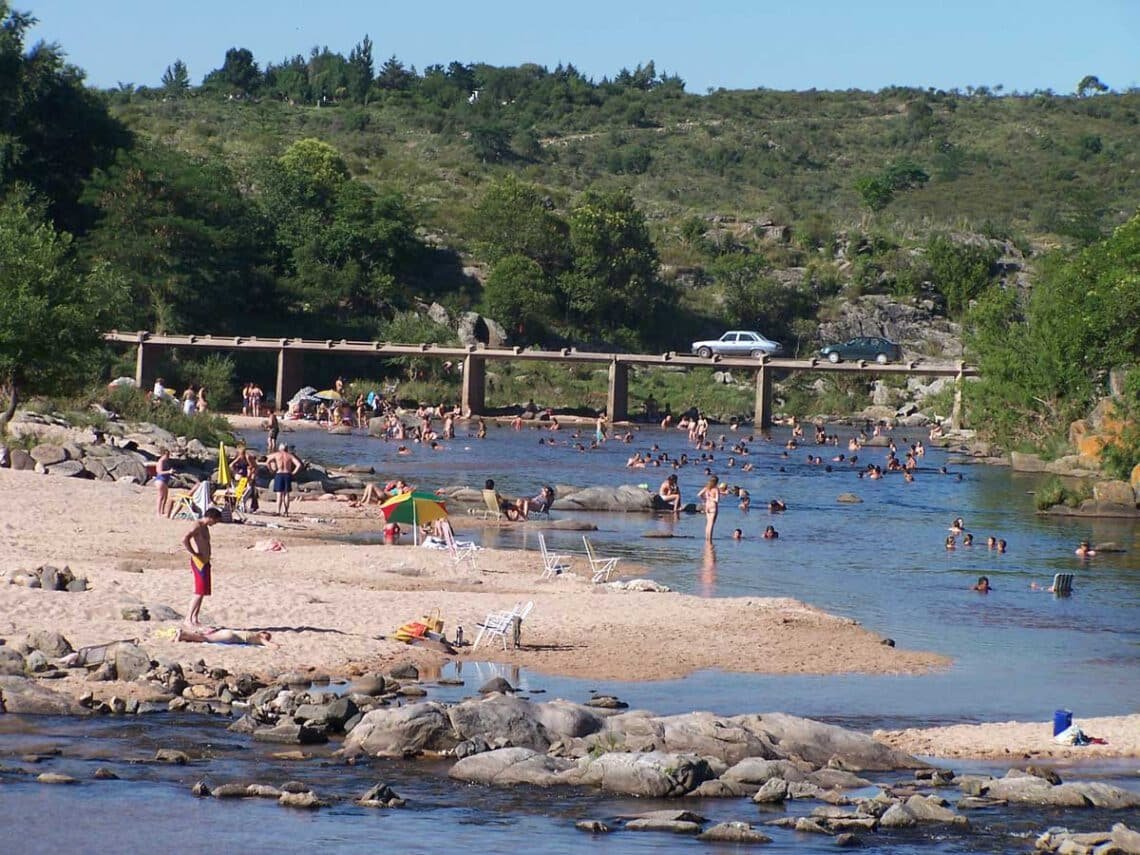 Puente Zuviría 1 Vista del puente Zuviria y playas de arena
